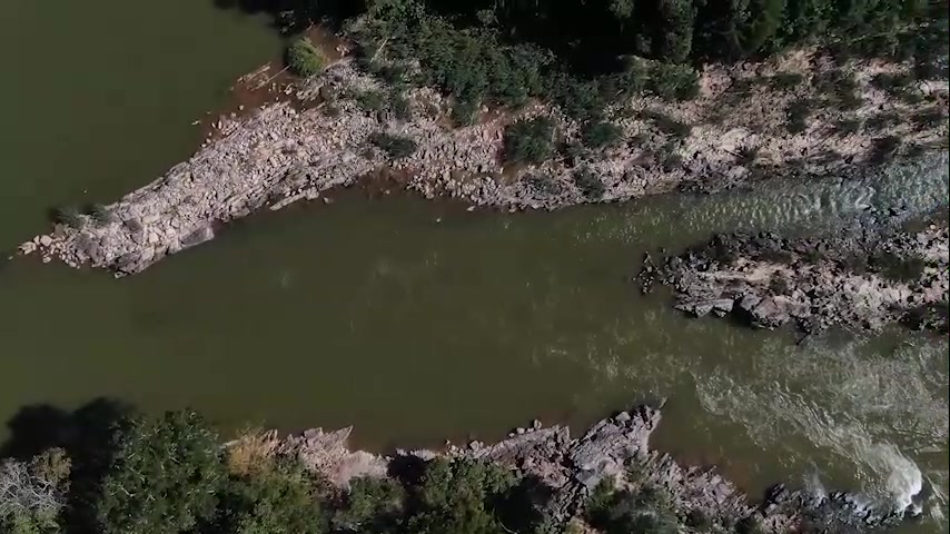 Rio correndo entre pedras